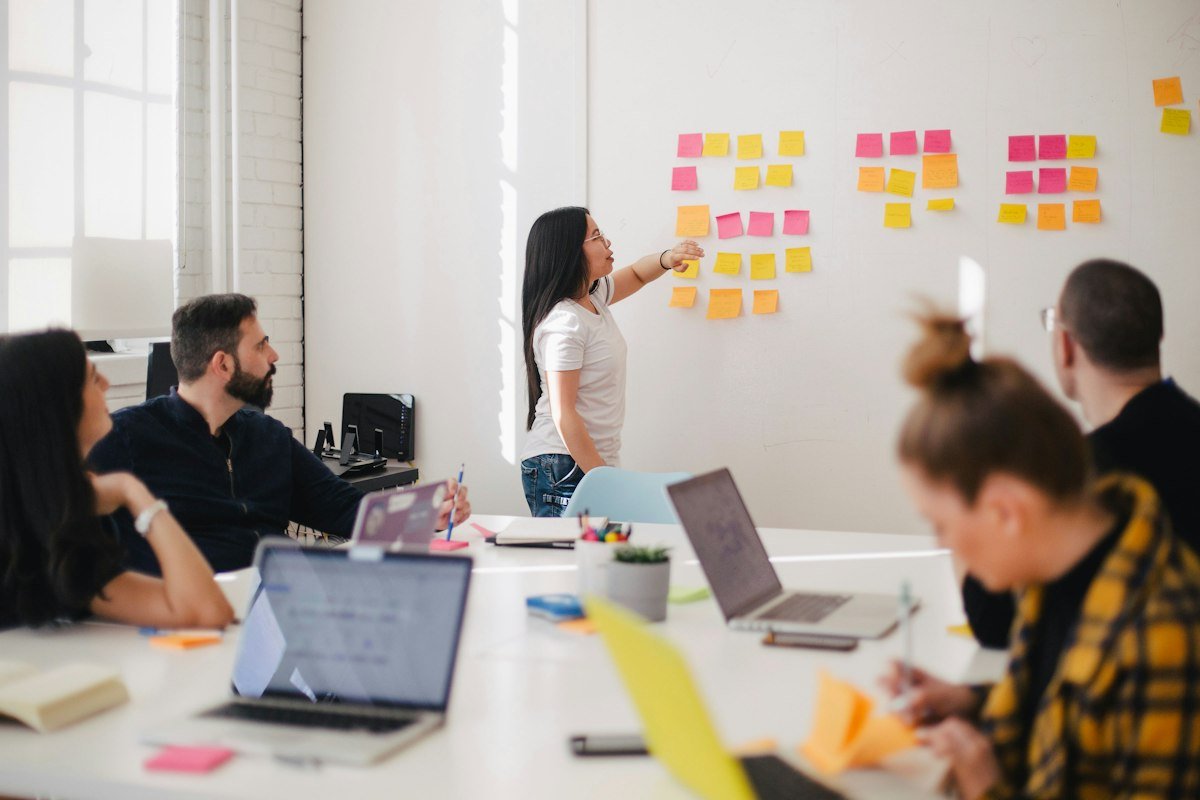 Equipo planificando estrategia